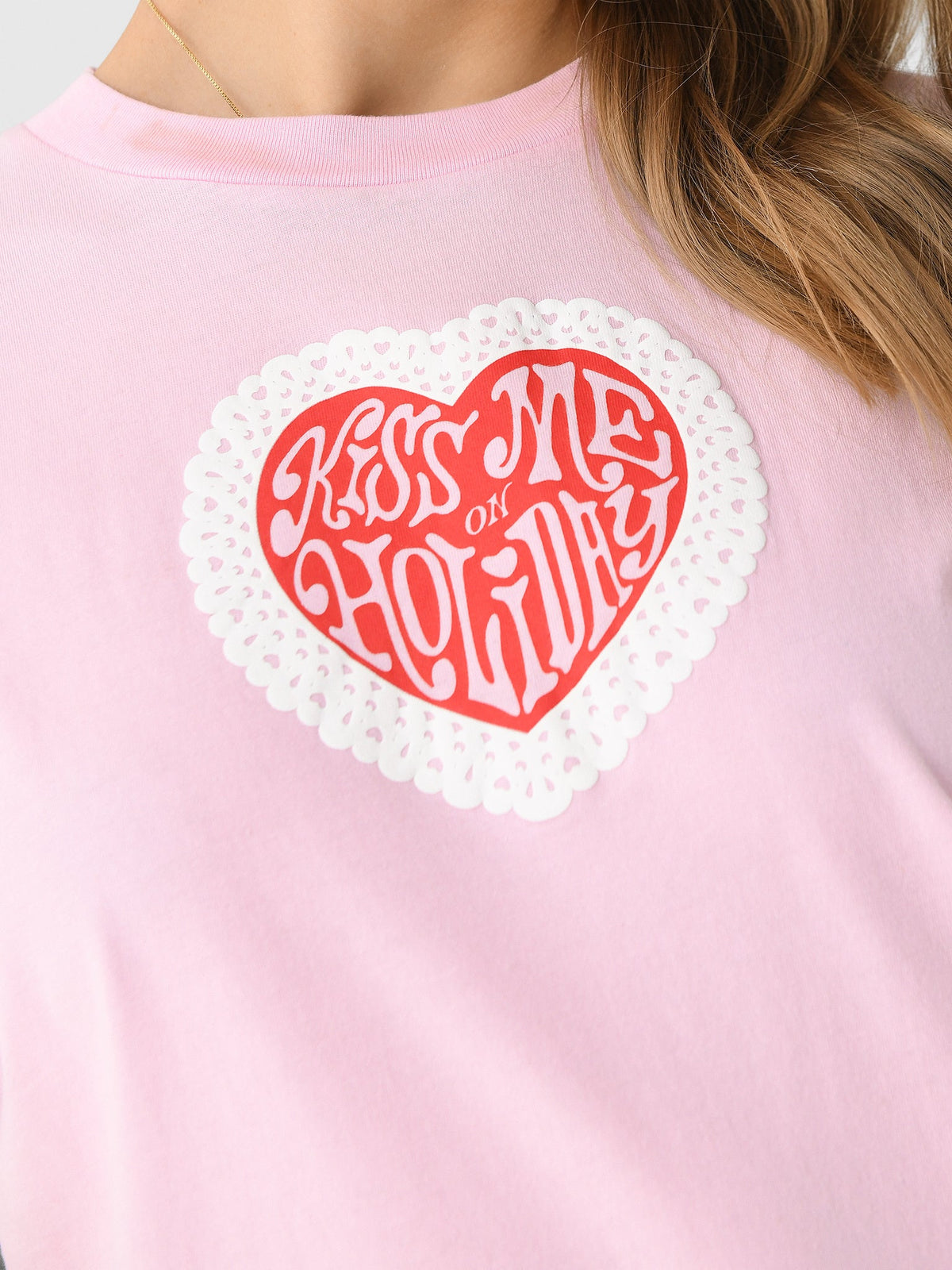 EM On Holiday Women's Kiss Me On Holiday Tee