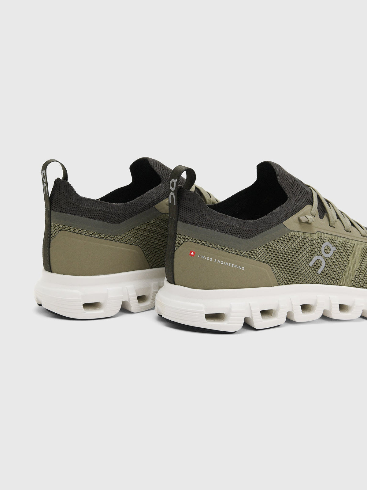 ON Men's Cloud 6 Versa Sneaker