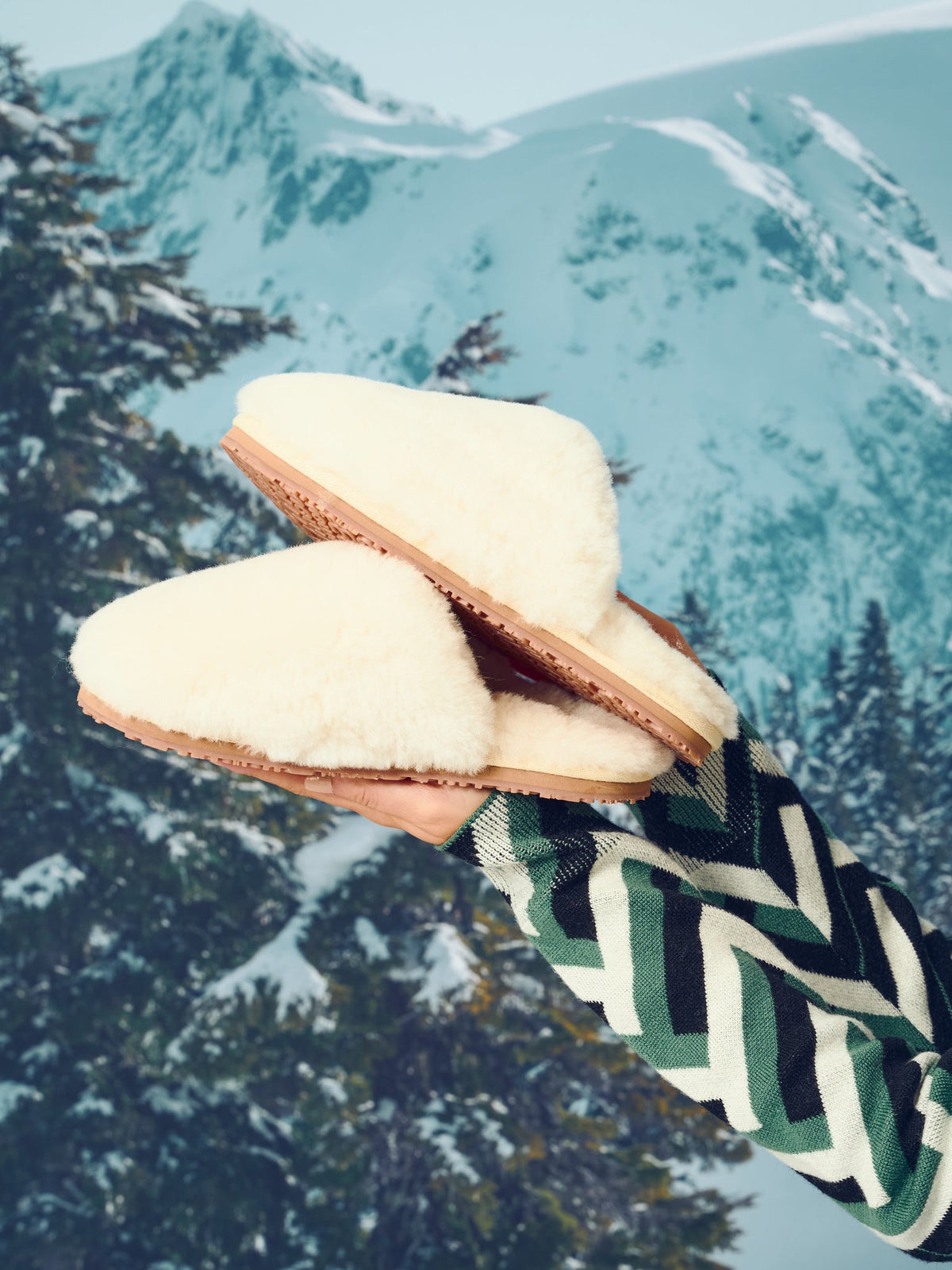 MOU Women's Closed Toe Sheepskin Slipper